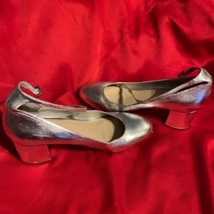 ***MAKE ME AN OFFER*** Purging to make space. 
ALDO silver ankle strap heels
